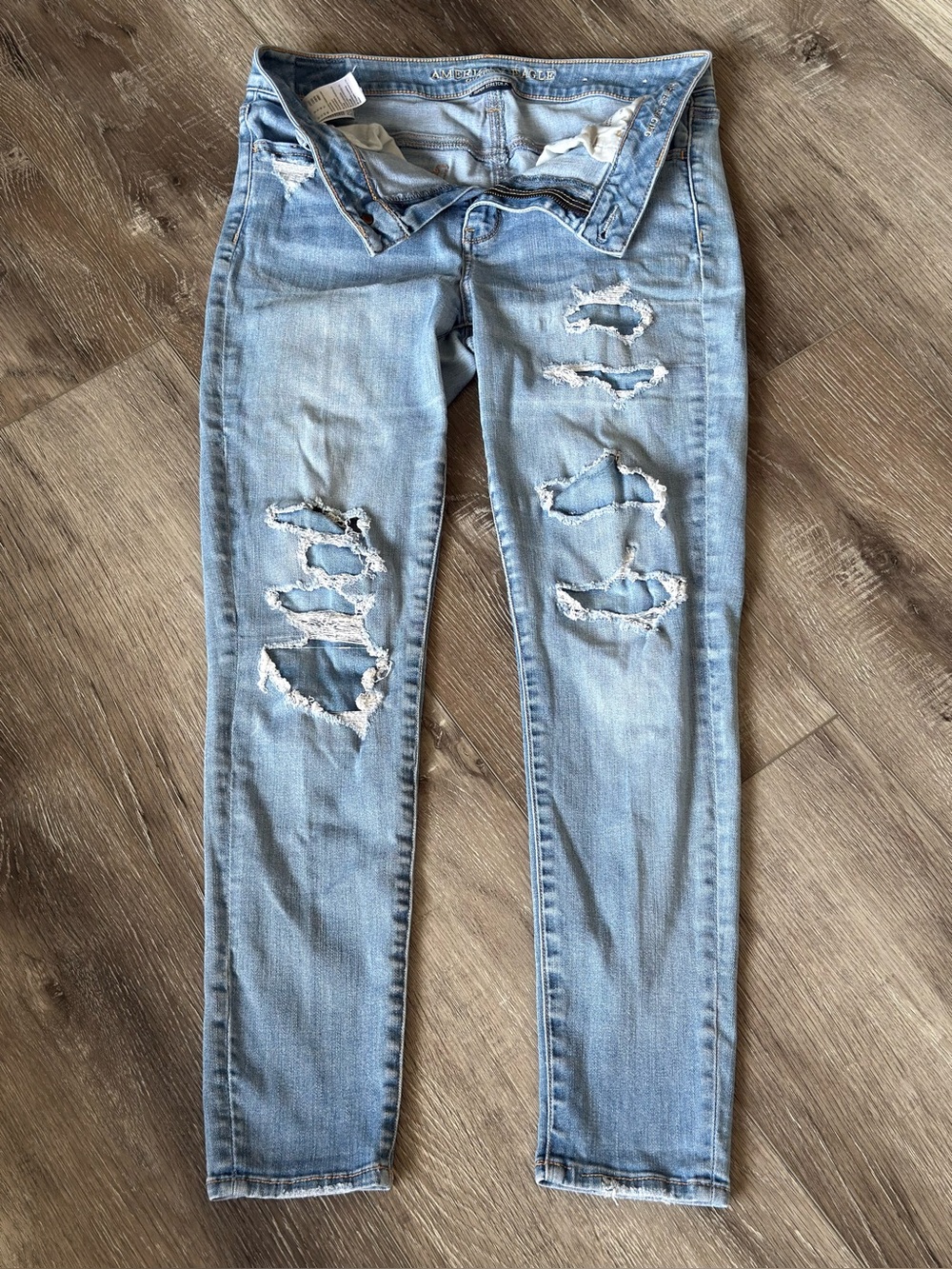 American Eagle Women’s HiRise Jegging 10Short Light Blue Distressed